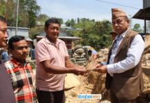 सामाजिक कार्यमा सक्रिय अधिकारी: बाटो निर्माण र घर पुनर्निर्माणमा आर्थिक सहयोग