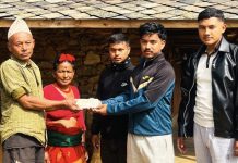 बाढीमा ज्यान गुमाएका सन्तोष श्रेष्ठको परिवारलाई ७३ हजार ४९५ रुपैयाँ सहयोग